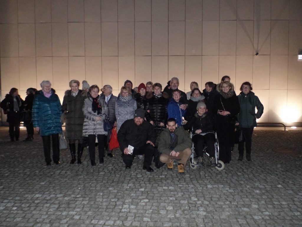 zdjęcie grupowe przed teatrem im. Danuty Baduszkowej w Gdyni